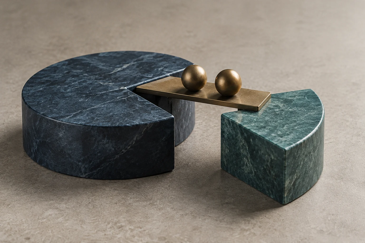 Deux blocs de pierre incurvés, l’un sombre et l’autre vert, sont reliés par une plateforme rectangulaire dorée sur laquelle reposent deux sphères métalliques.